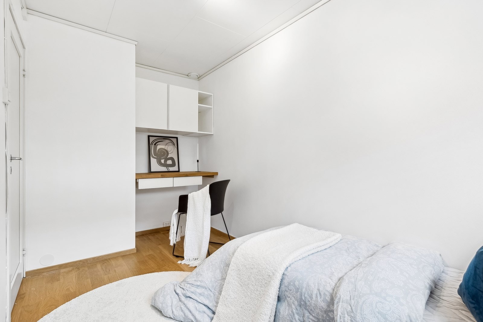 Soverommet har plassbygd kontor/skrivepult. Galleribilde