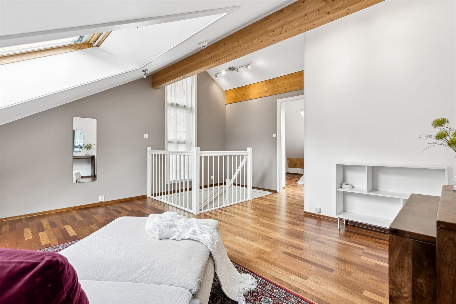 På loftet er det en ekstra stue som passer perfekt for barna eller ungdommen i huset. Denne delen kan gjøres om til boligen 5. soverom med enkle grep. Galleribilde