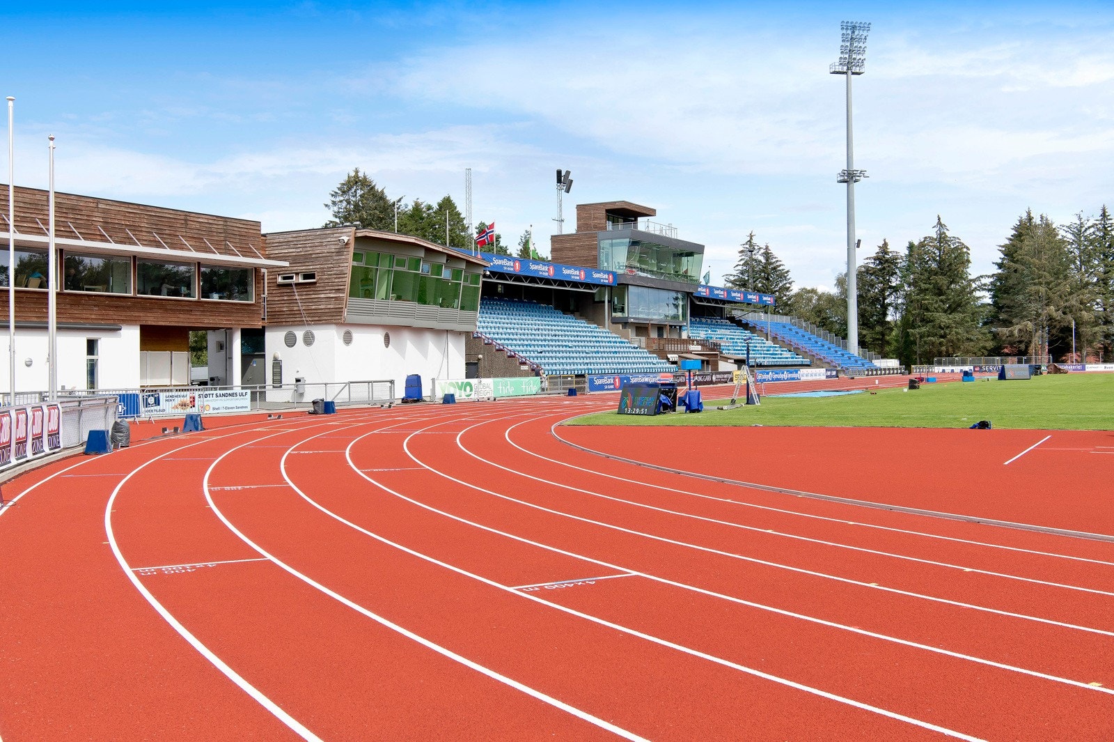 Like ved boligen ligger Sandnes stadion, idrettshall og turområder, og det ligger mange skoler og barnehager innenfor en radius av 1 km Galleribilde