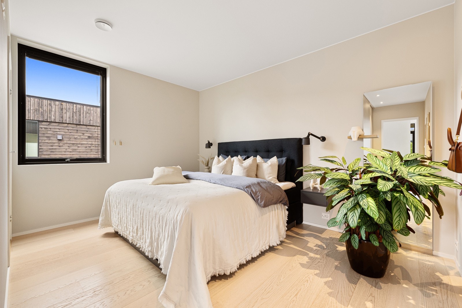 Hovedsoverommet, som ligger i andre etasje, er spesielt romslig med enstavs eikeparkett og er utformet som en suite med eget bad Galleribilde