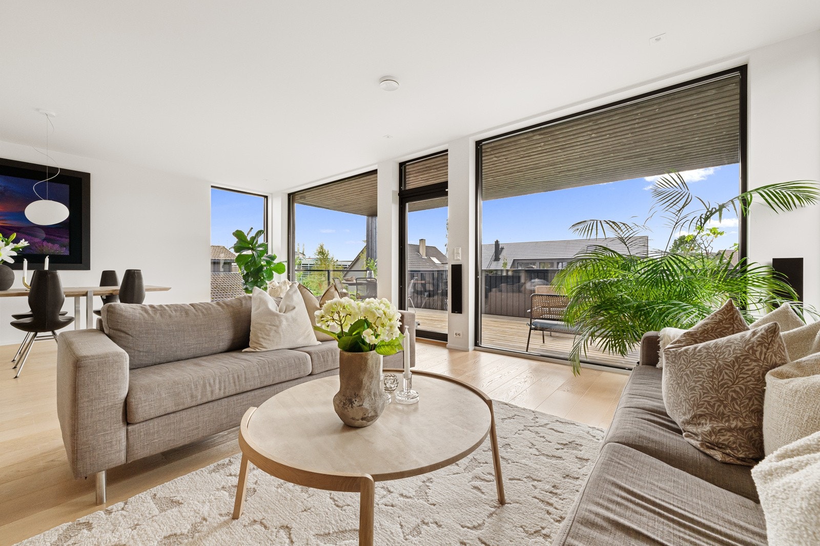 Vinduene er strukket fra gulv til tak i tre himmelretning, som er med på å slippe inn rikelig med naturlig lys Galleribilde