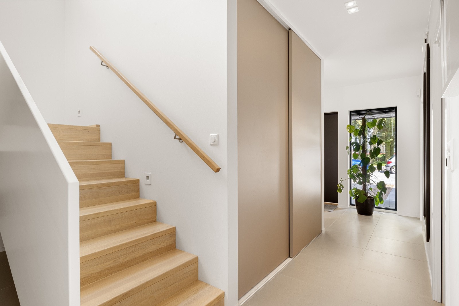 Luftig entré med hvite overflater og lyse, store 60x60 cm fliser fra italienske Marazzi på gulv Galleribilde