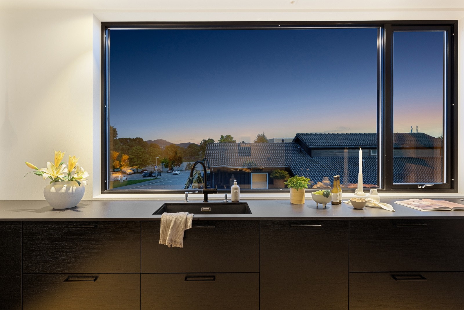 Sort Dekton benkeplate med bred, Blanco Silestone kum Galleribilde