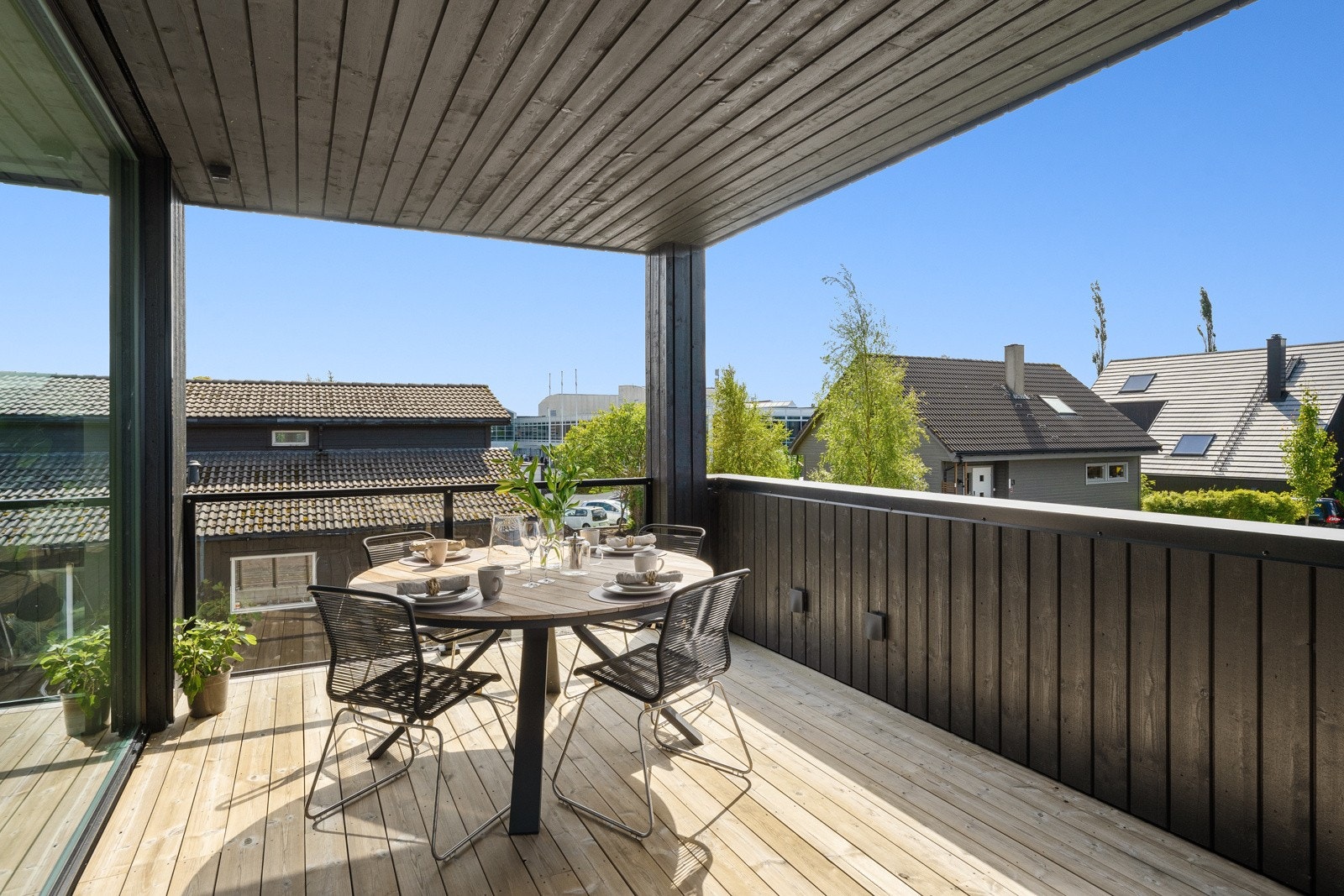 Fra stuen i andre etasje er det utgang til en overbygd, sydvestvendt terrasse på ca. 27 kvm Galleribilde