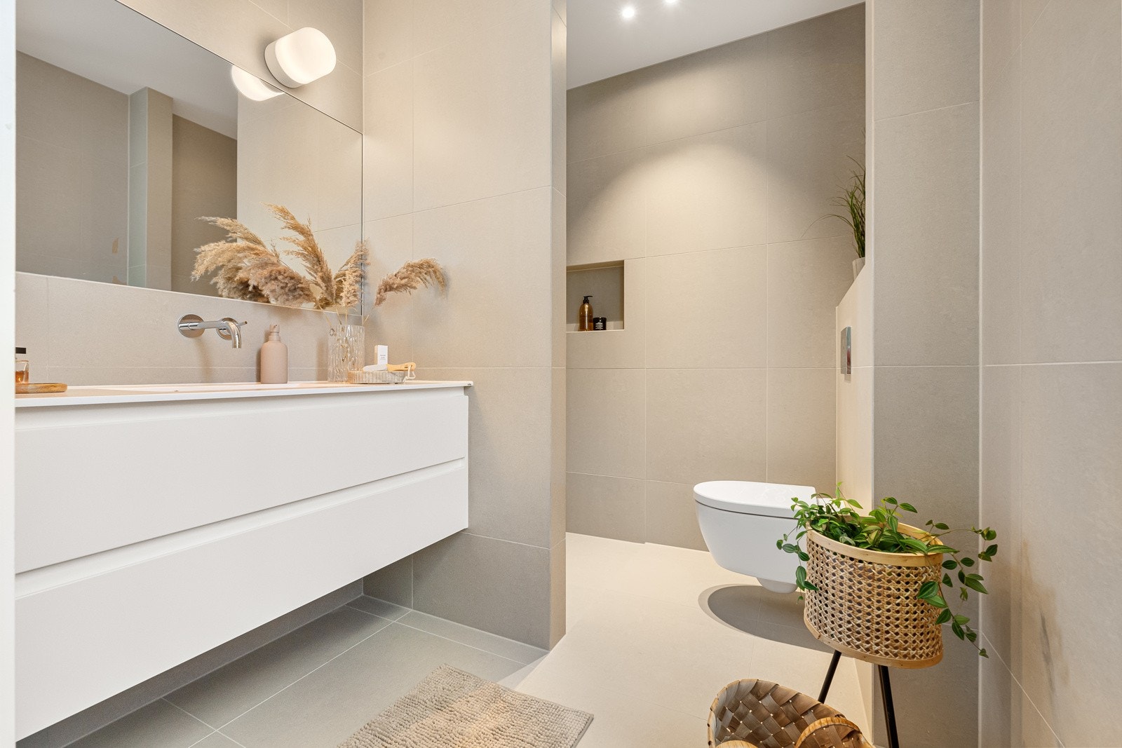 Badet er delikat innredet med duse fargevalg og gir en god start på dagen Galleribilde