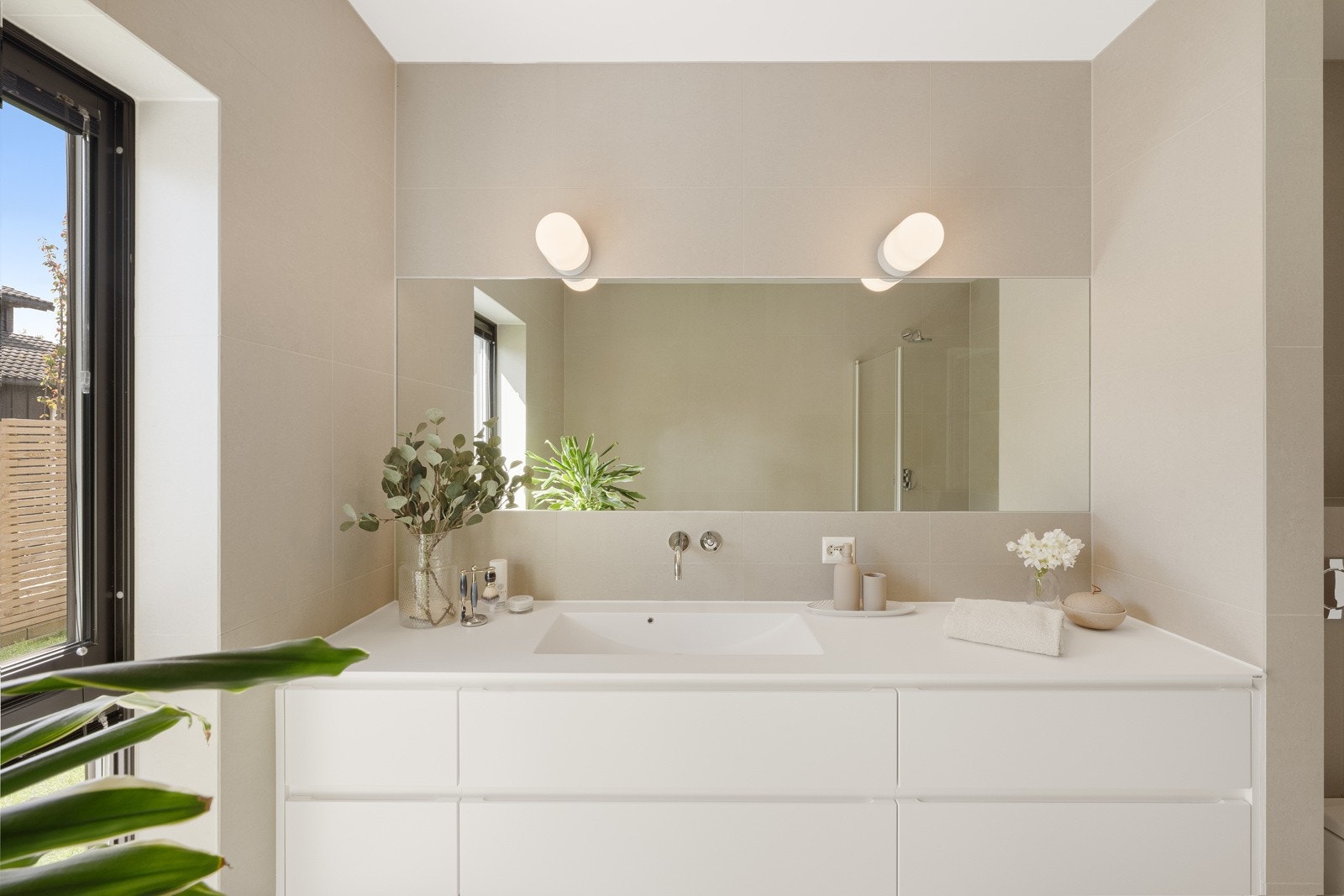 Baderomsinnredningen fra Kvik har hvite, glatte fronter og består av en heldekkende KUMA servant på en skuffeseksjon Galleribilde