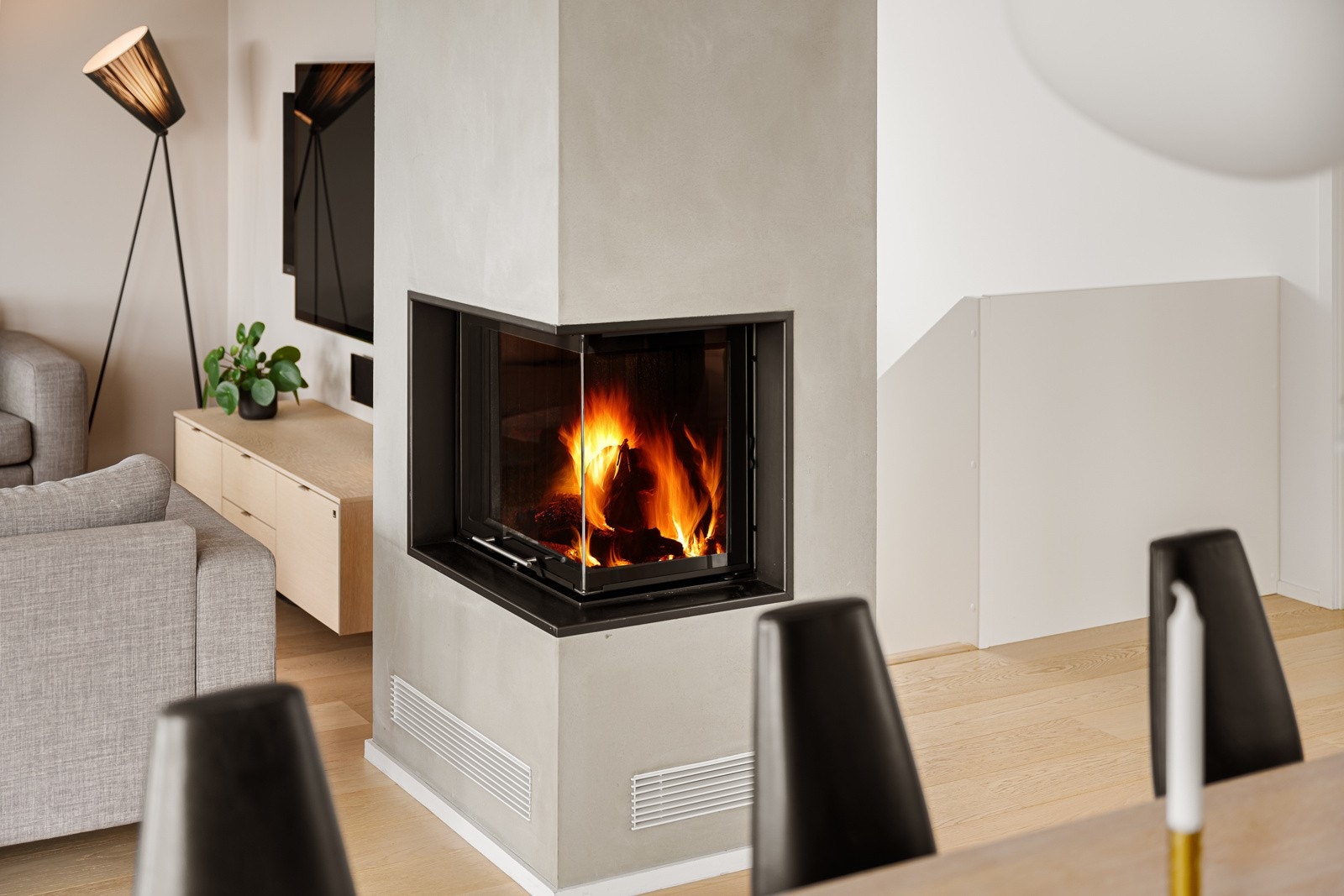 Etasjen har gulvvarme og en moderne peis med innsats fra Spartherm Galleribilde