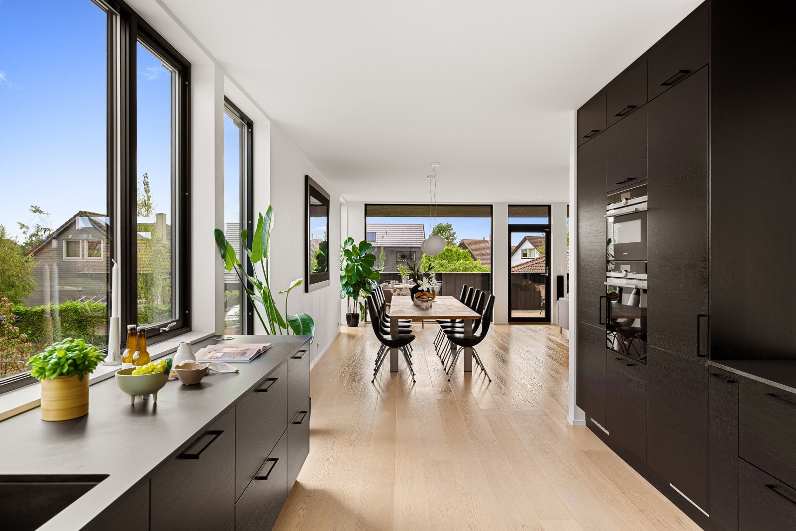 Vinduene er strukket fra gulv til tak i tre himmelretninger, og dagslyset som strømmer inn gjenspeiles fint i de hvite overflatene Galleribilde