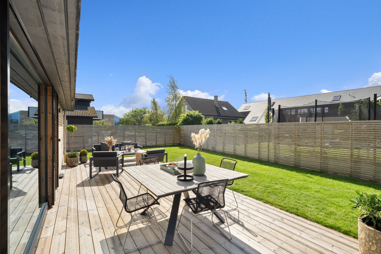 Markterrassen har vedlikeholdsfrie terrassebord, og på husveggen er det montert både utestikk og utebelysning Galleribilde