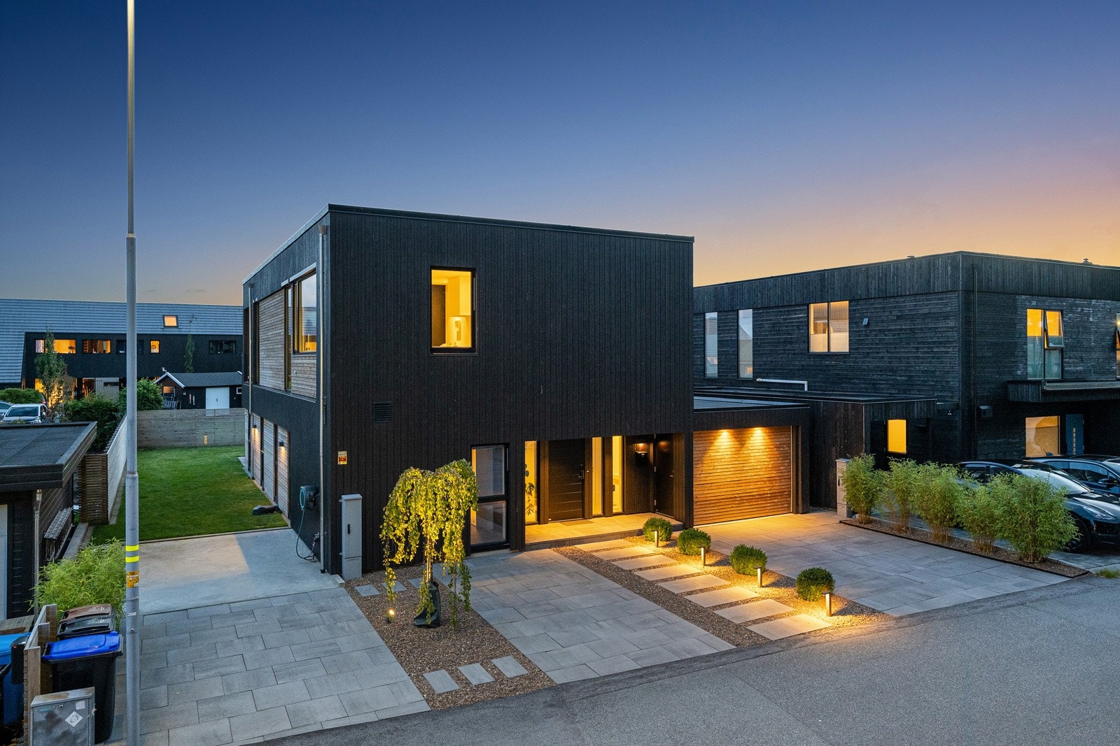 Eiendommen ligger særdeles barnevennlig og attraktivt til, med umiddelbar nærhet til idrettsanlegg, lekeplasser og barnehage Galleribilde