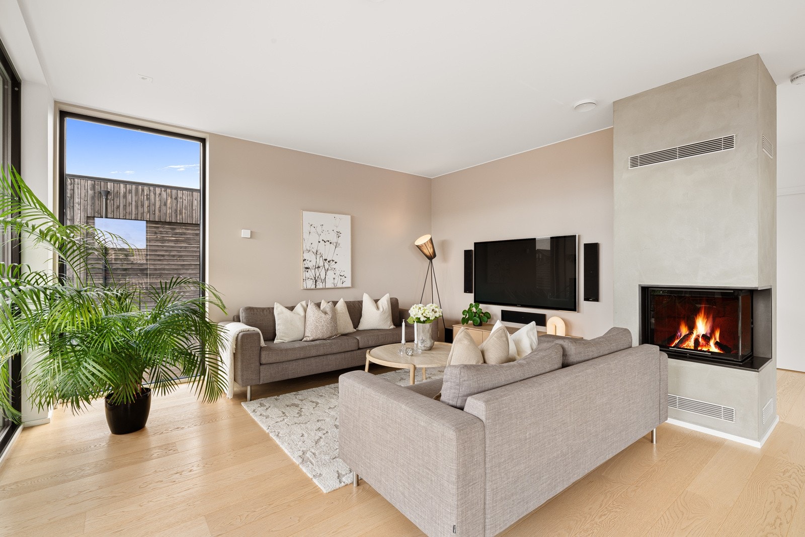 Stuen ligger i 2. etasje og har enstavs eikerparkett på gulv og store vindusflater som strekker seg fra gulv til tak Galleribilde