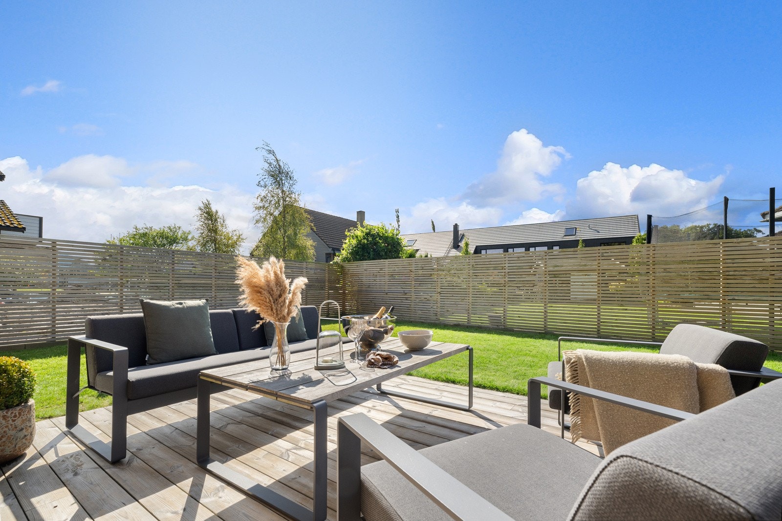 Fra tv-stuen i første etasje er det utgang til en markterrasse på ca. 23 kvm som ligger i flukt med en solrik, lettstelt hage Galleribilde