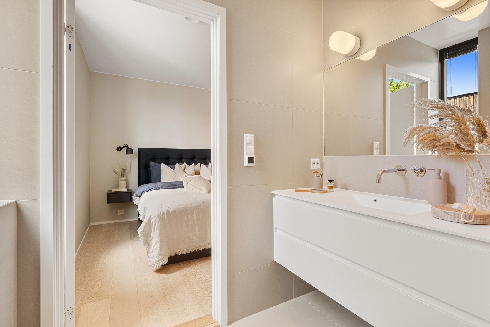 Badet i andre etasje ligger i suiteløsning med hovedsoverommet Galleribilde