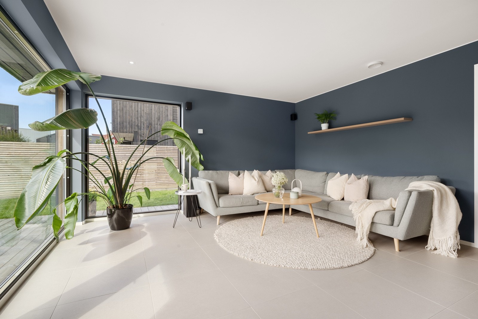 En romslig TV-stue som gir familien både spillerom og privatliv - det perfekte stedet å trekke seg tilbake Galleribilde