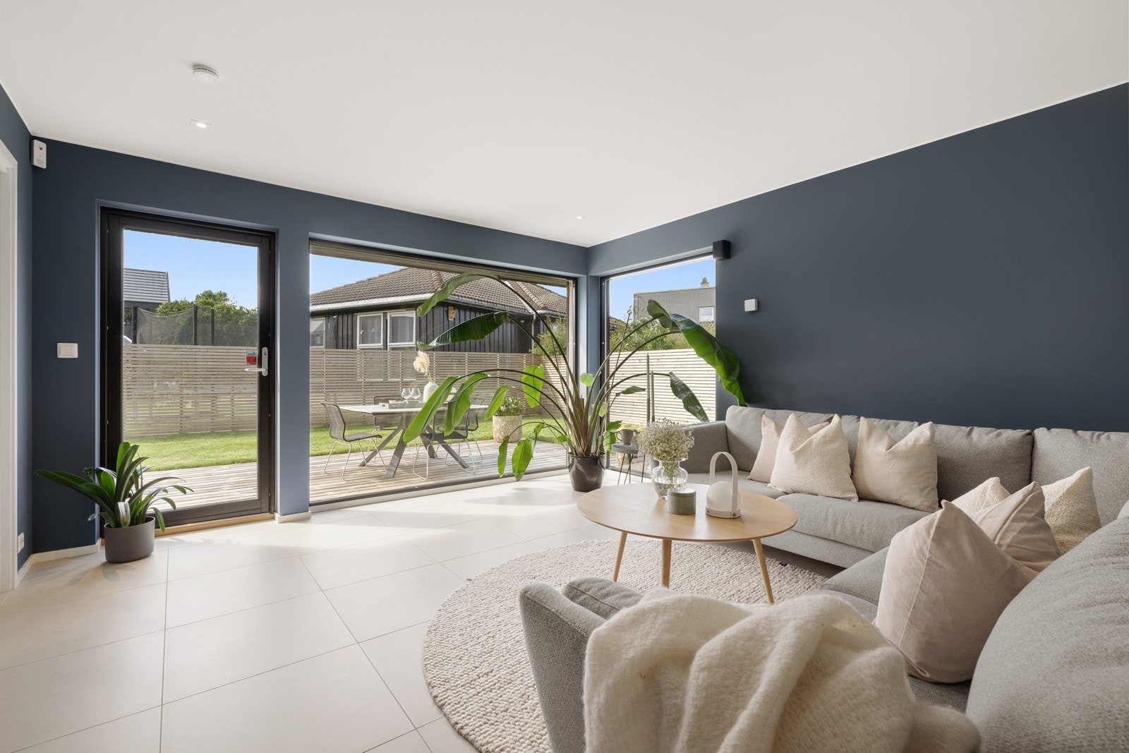 TV-stuen har utgang til en sydvestvendt, vedlikeholdsfri, markterrasse på ca. 23 kvm og videre ut til hagen Galleribilde