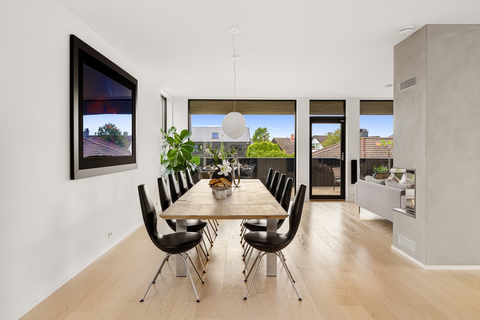 Rommet har 19 cm bred, enstavs eikeparkett på gulv Galleribilde