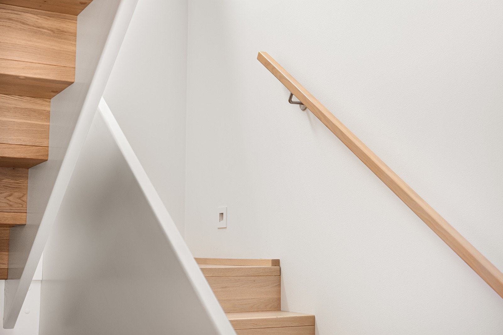 En lekker, heltre eiketrapp med tette trinn fra Hafrsfjord Tre Galleribilde