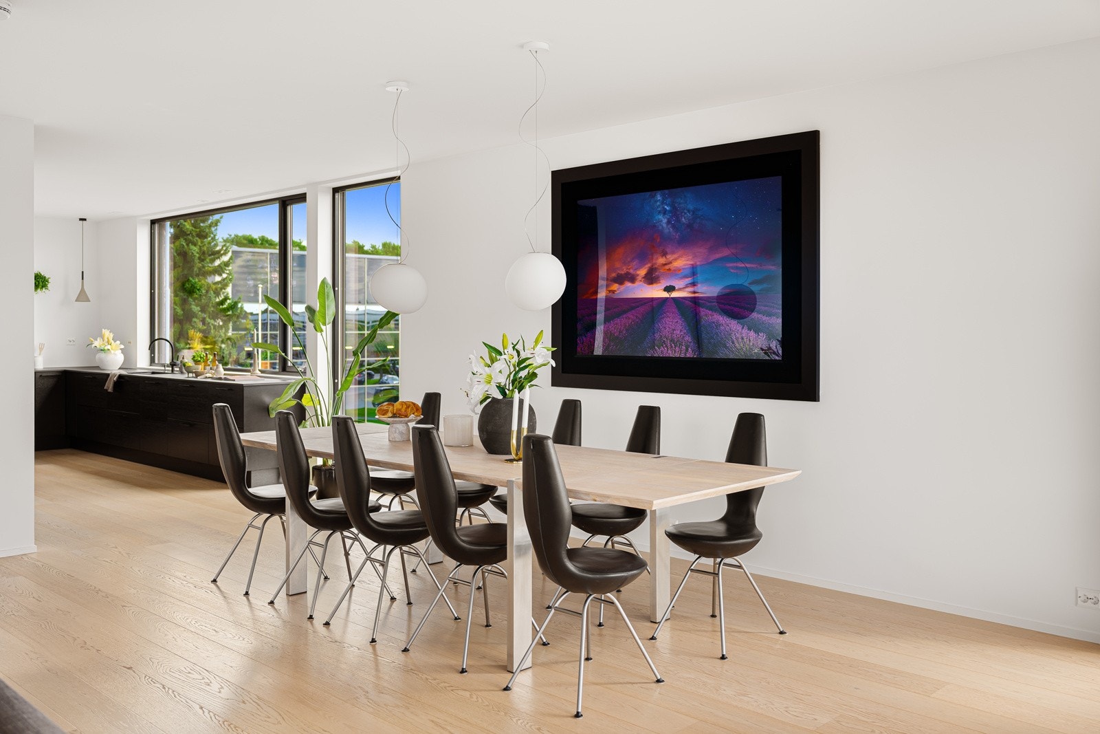 Stuen ligger i åpen løsning med kjøkkenet, og sammen danner de et stilfullt og innbydende allrom som dekker store deler av andre etasje Galleribilde