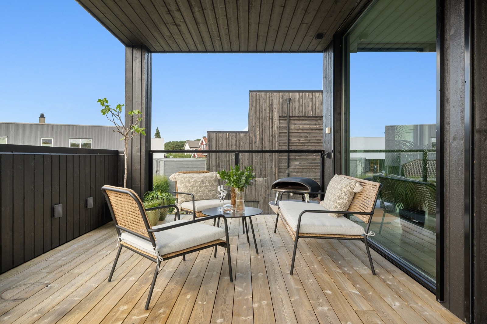 Her er det god plass til grill og utemøblement, og overbygget sørger for brukstid selv i litt ruskevær Galleribilde