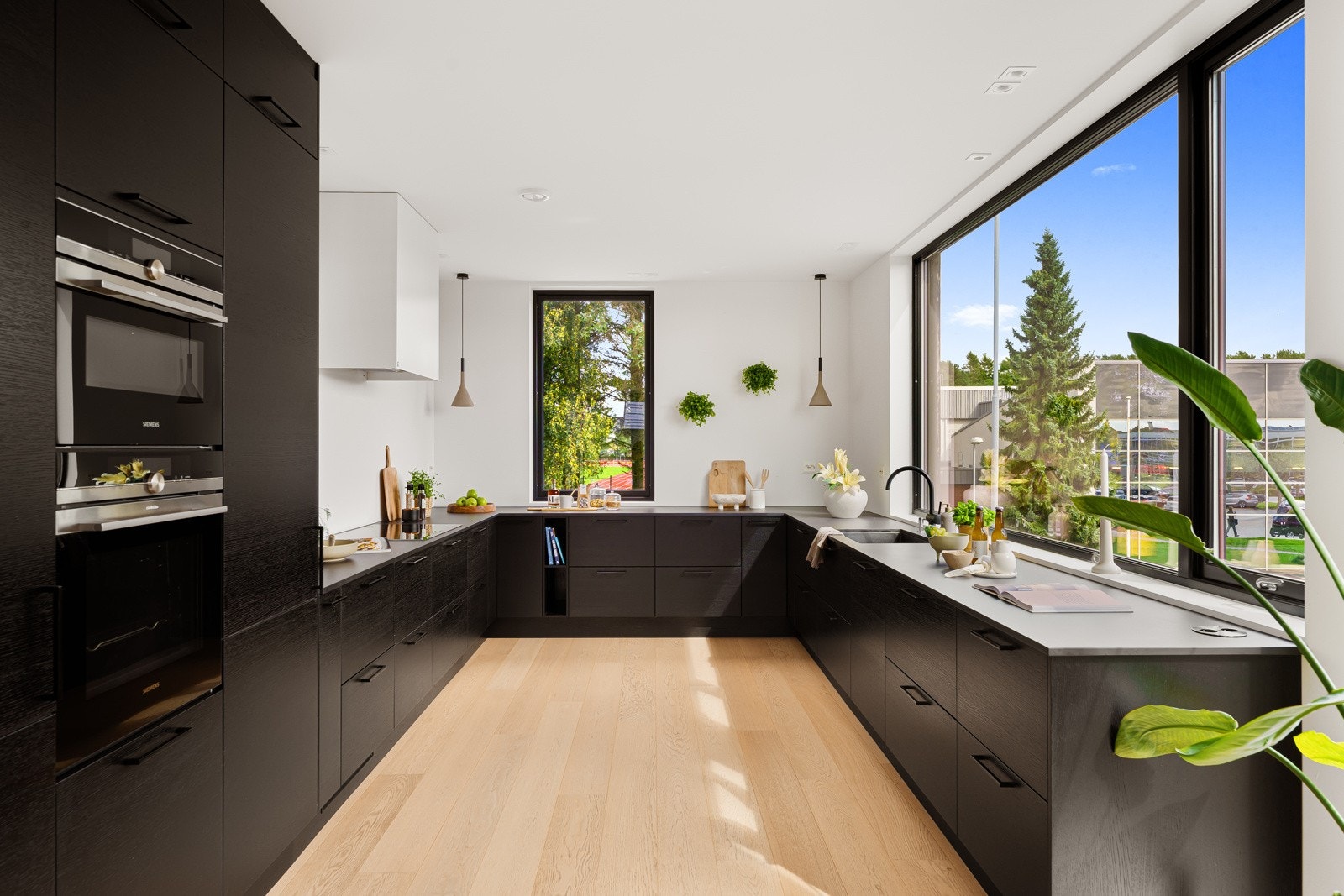 Kjøkkenet har et lekkert, moderne og eksklusivt design med rene linjer, langstrakte benkeflater og rikelig med oppbevaringsplass Galleribilde