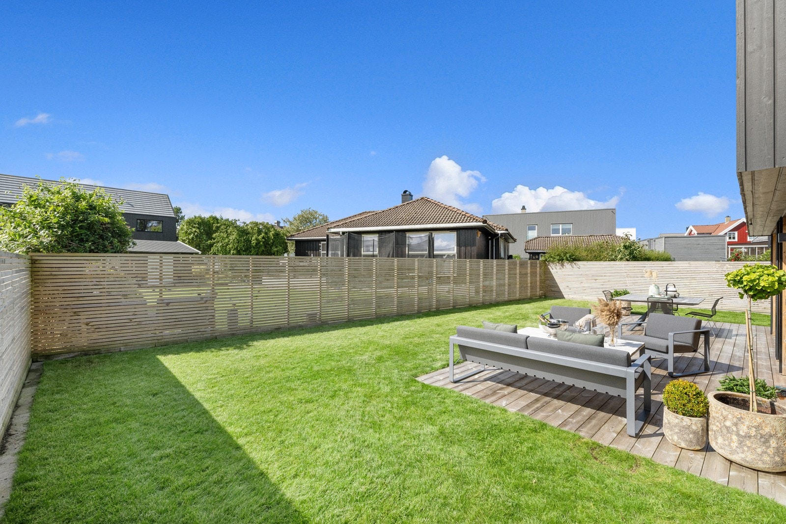 Skjermet og lettstelt hage med boltreplass for både store og små Galleribilde