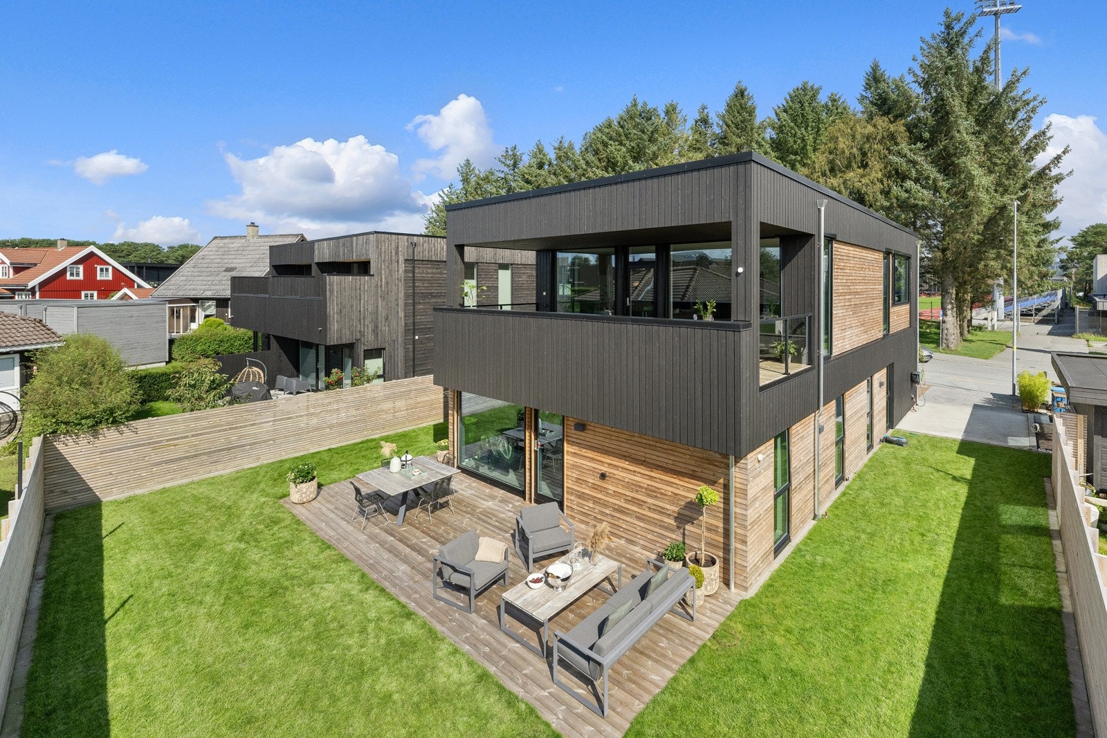 Tomten på 465 kvm er flott opparbeidet med plenarealer, hellelagte områder, stilfull beplantning og stemningsfull utebelysning Galleribilde