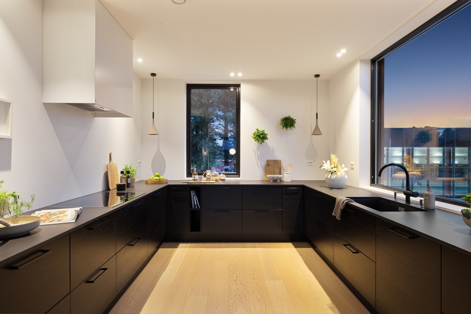 Innredningen fra Norema har sorte eikefronter og takhøye skap og sort Dekton benkeplate med bred, Blanco Silestone kum Galleribilde