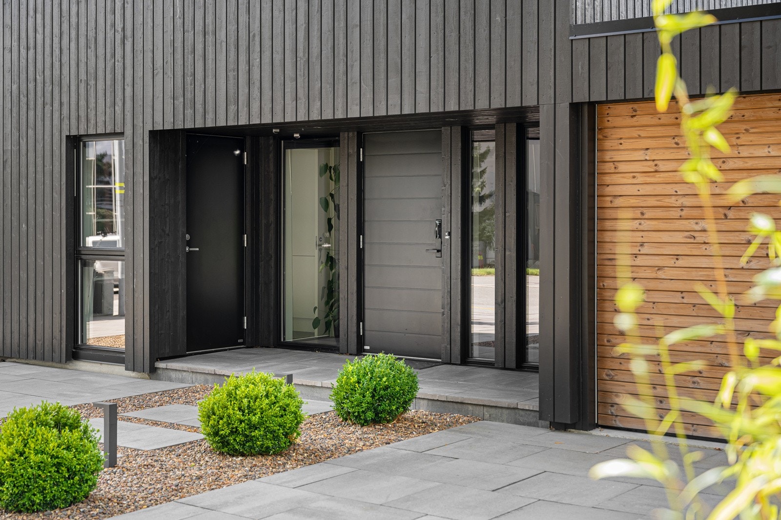 Garasje med garasjeport i termofuru Galleribilde