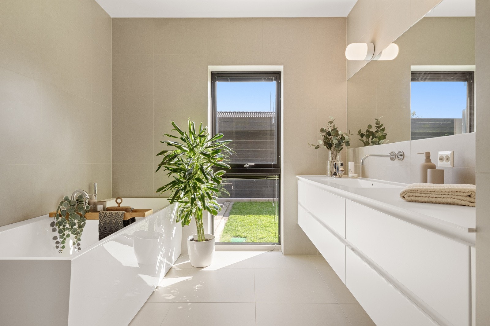 Badet i første etasje innbyr til egentid og velvære med duse fargevalg, rene linjer og luftig atmosfære Galleribilde