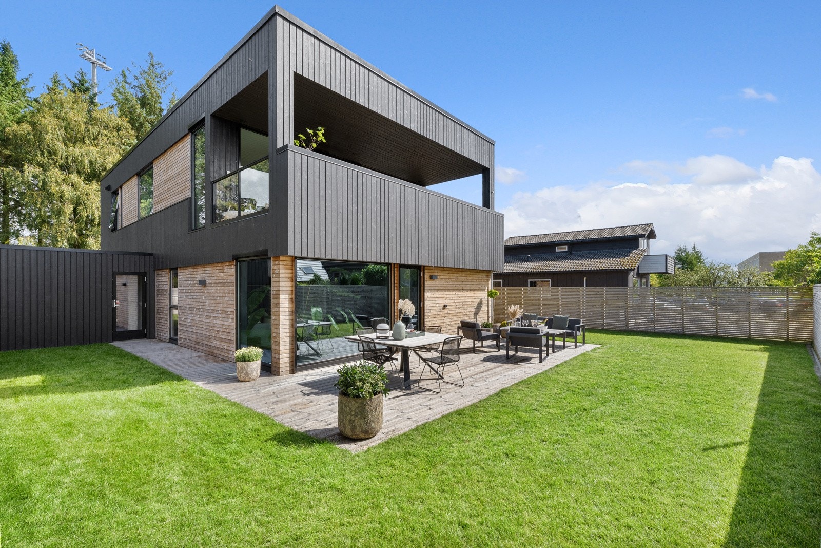 Hagen og gårdsplassen ble planert og oppgradert i 2021, og i 2022/2023 ble eiendommen rammet inn med et spilegjerde Galleribilde