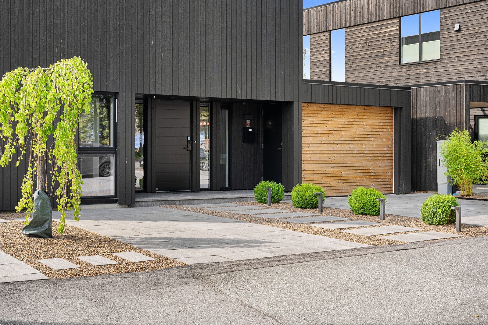 Hellelagt adkomst, moderne utebelysning og overbygd repos Galleribilde