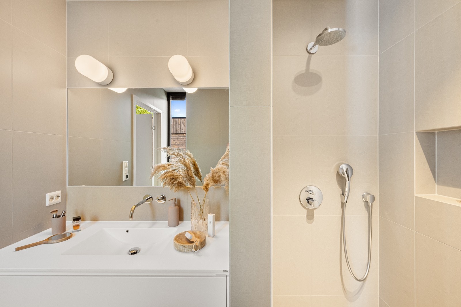 Dusjnisje med regnfallsdusj og innfelt hylle Galleribilde