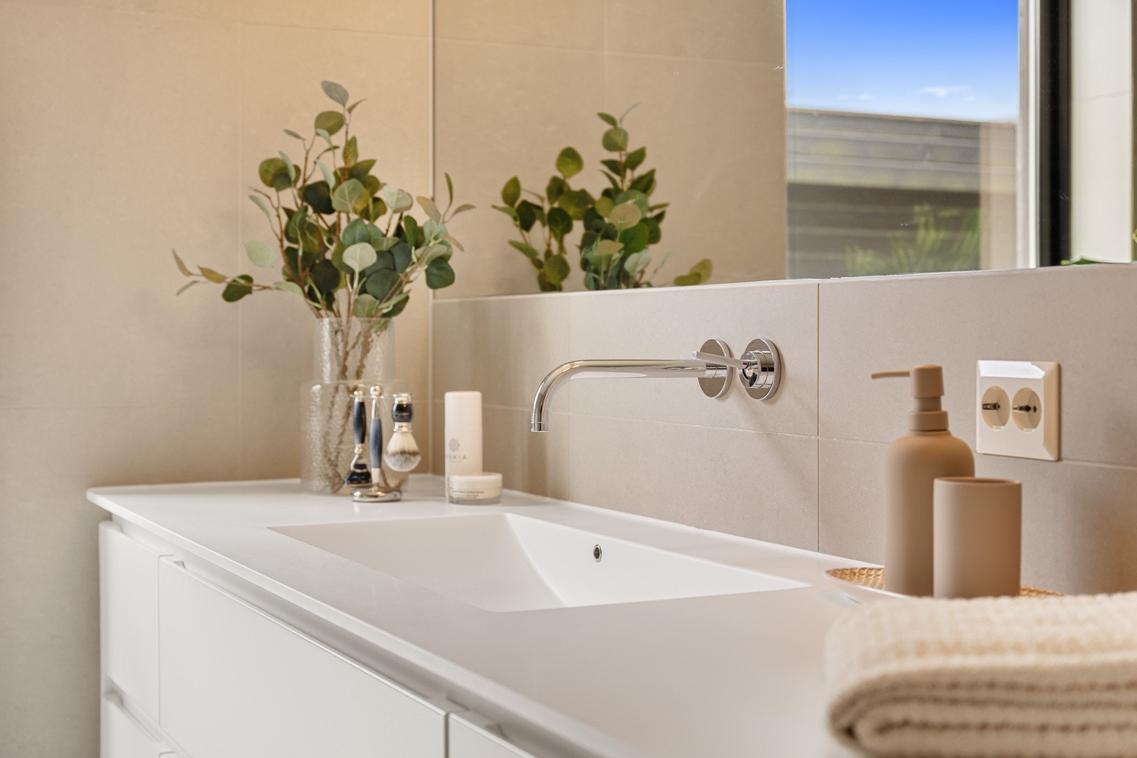 Innfelt Hansgrohe armatur og Sanipro Tahiti 180 x 80 cm badekar Galleribilde