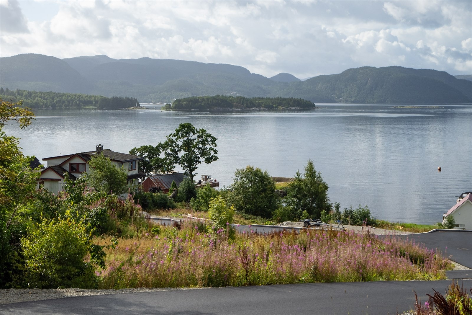 Tomten har fantastisk utsikt og gode solforhold. Galleribilde