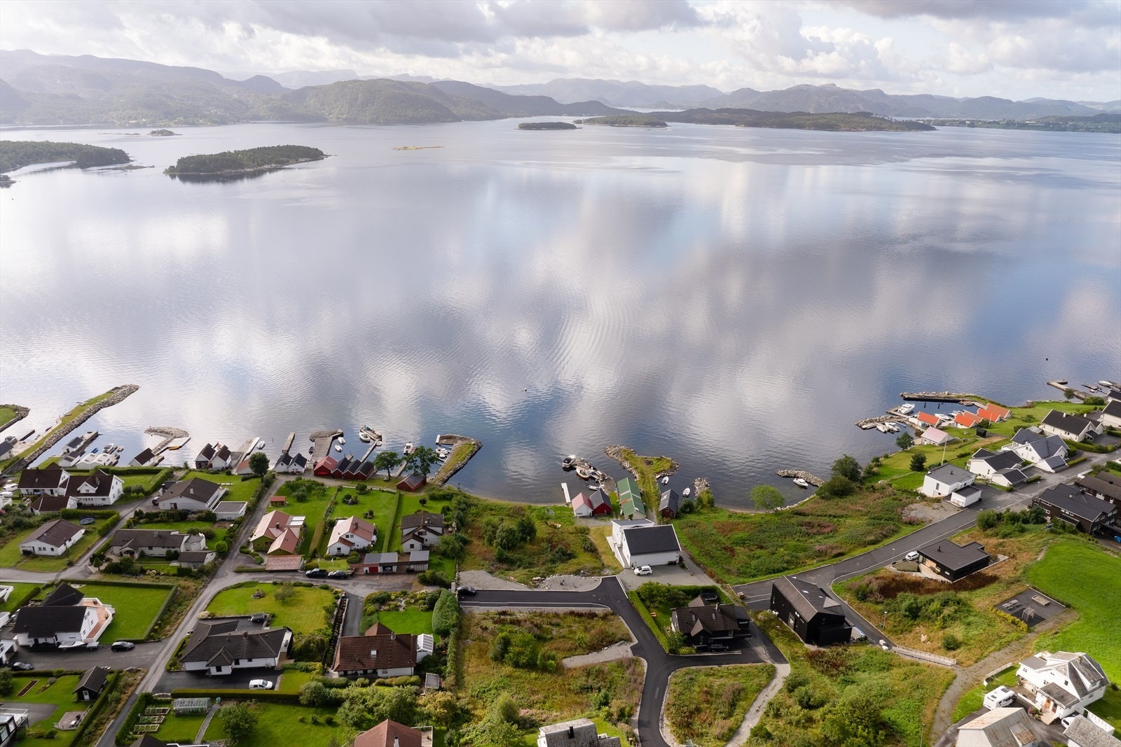 Tomten er stor med 1019 kvm og ligger flott til i andre rekke til sjøen. Galleribilde