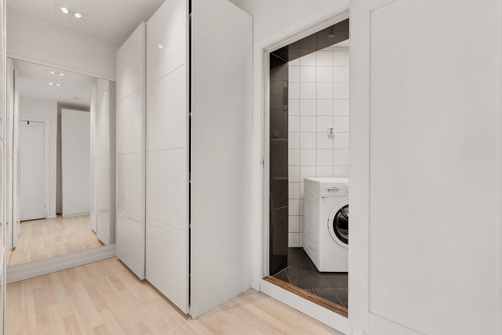 - Videre fra badet og stuen er det adkomst til et romslig omkledningsrom med god oppbevaringsplass - Galleribilde