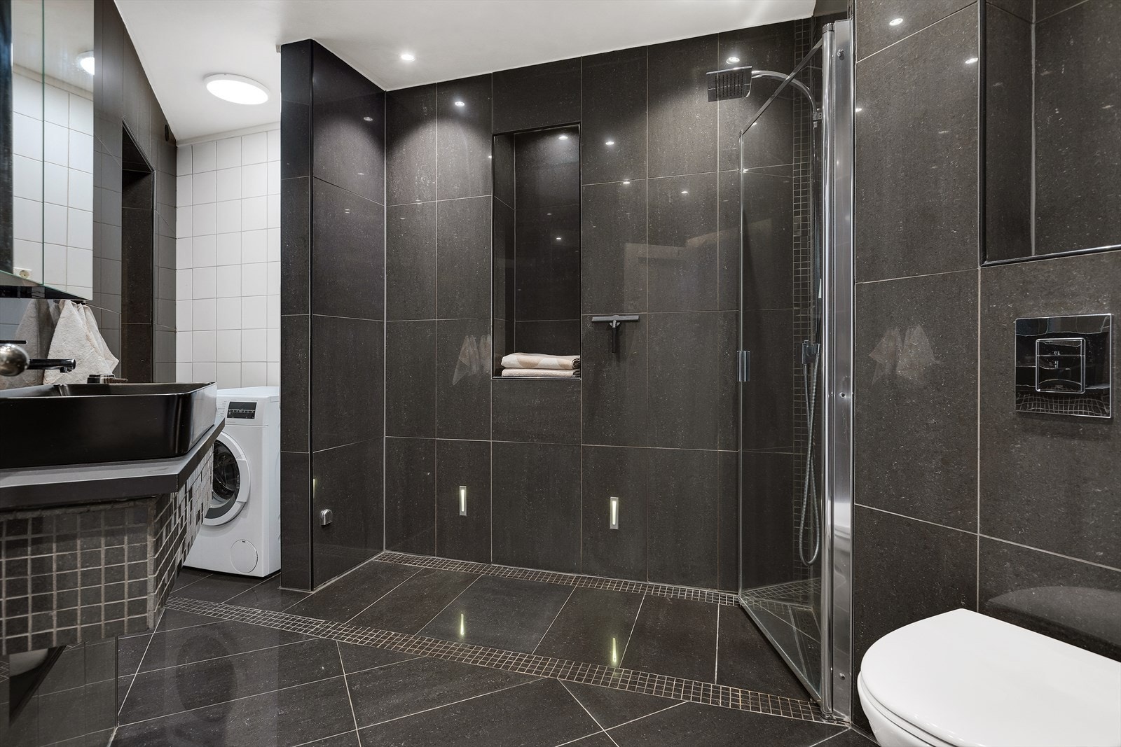 - Opplegg for vaskemaskin. Nye spotter med Plejd ble installert i 2024 - Galleribilde