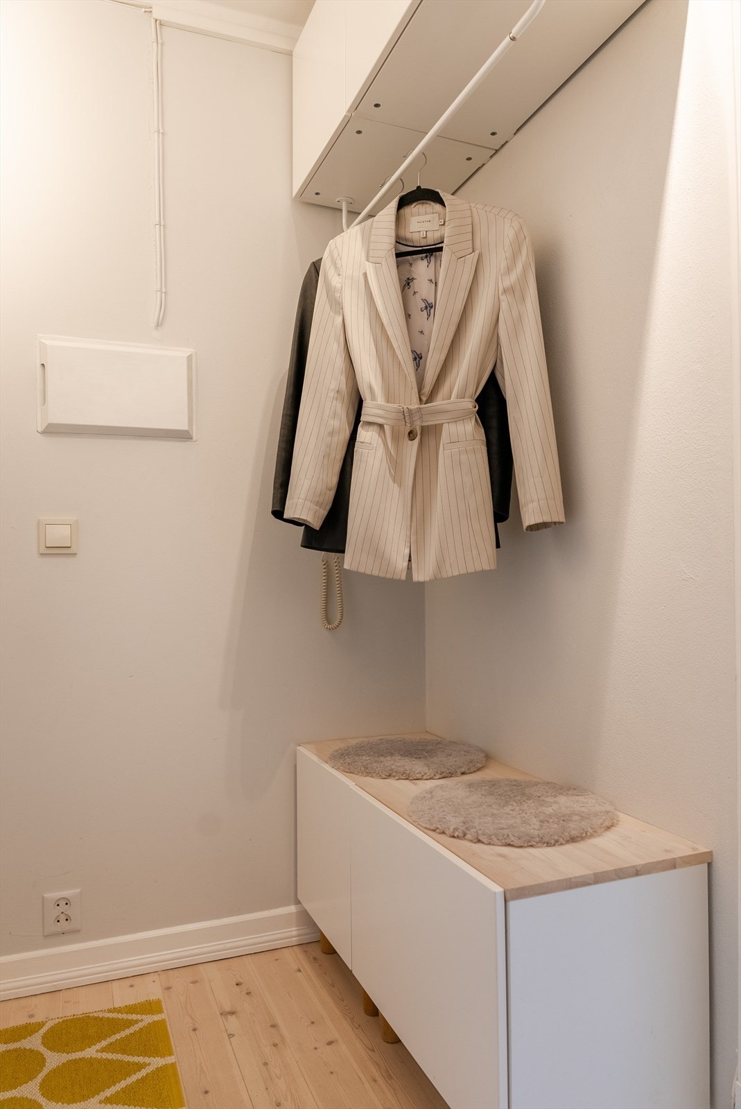 Praktisk oppheng til ytterklær rett innenfor døren. Galleribilde