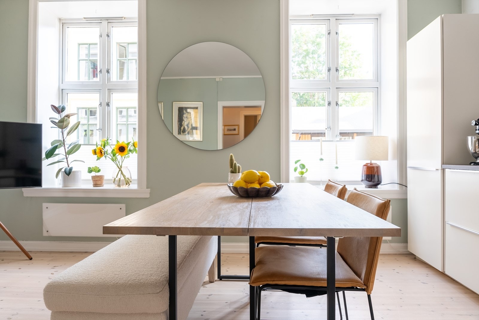 Med høye vinduer får du nydelig lys inn i leiligheten Galleribilde