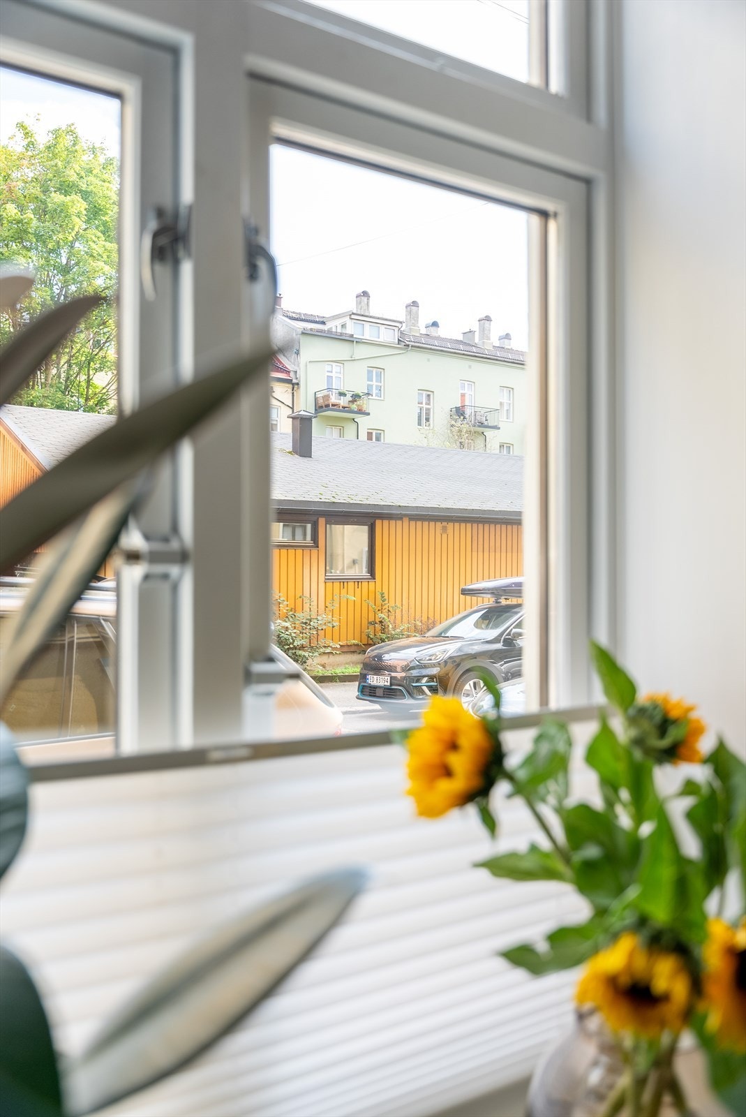 Stuevinduene vender ut mot en rolig og enveiskjørt gate. Galleribilde