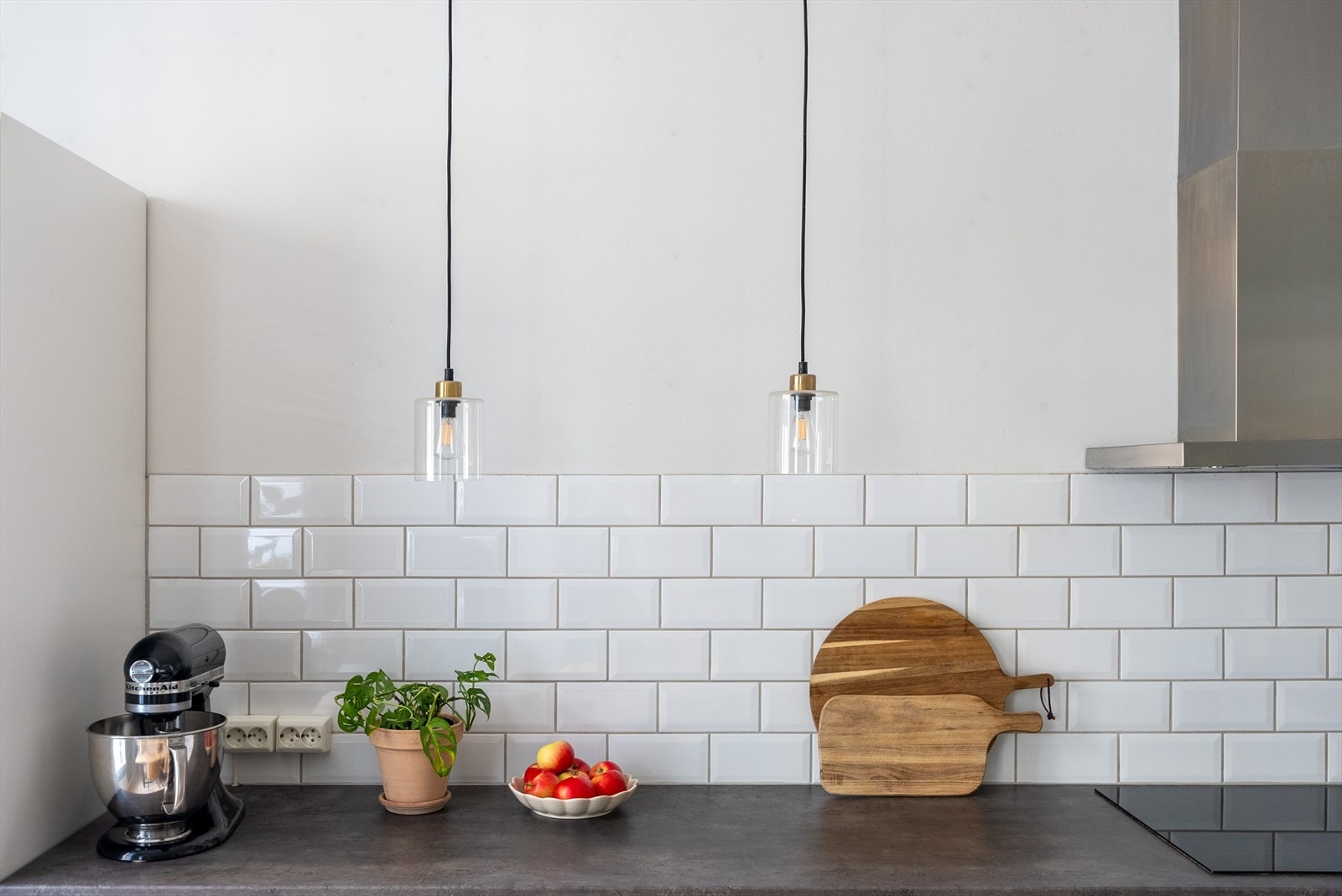 Pendellampene kan dimmes og skaper hyggelig lys på kjøkkenet. Galleribilde