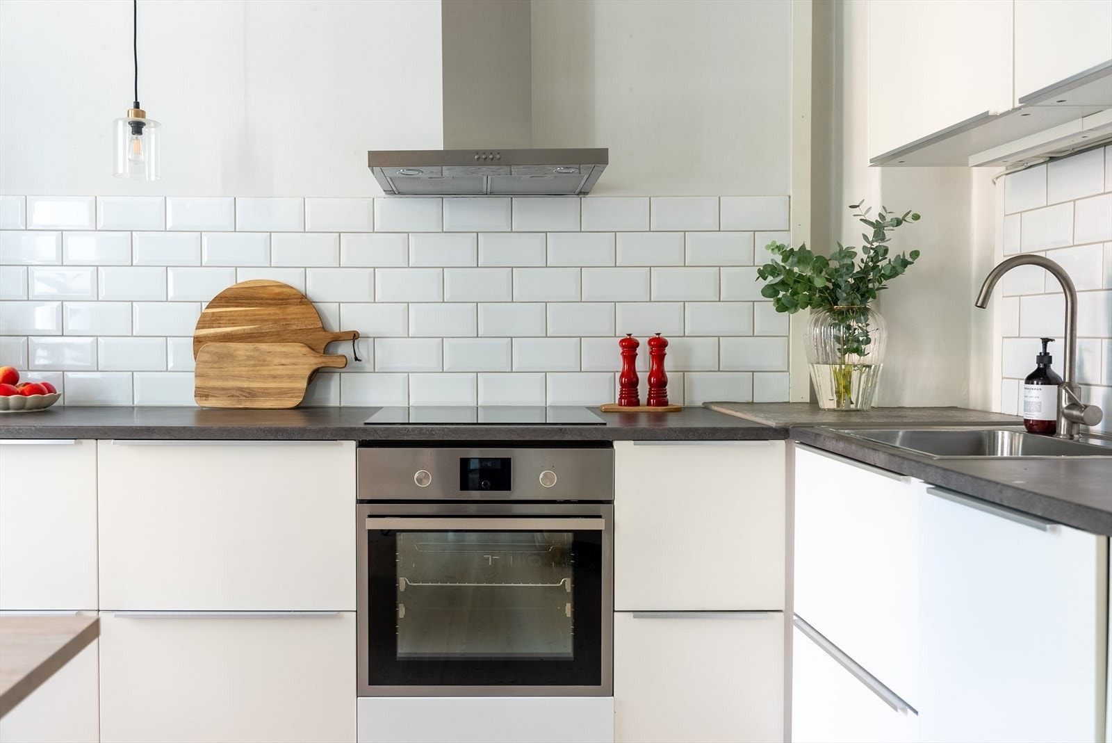 Delikate fliser over kjøkkenbenken. Alle hvitevarer følger med. Galleribilde