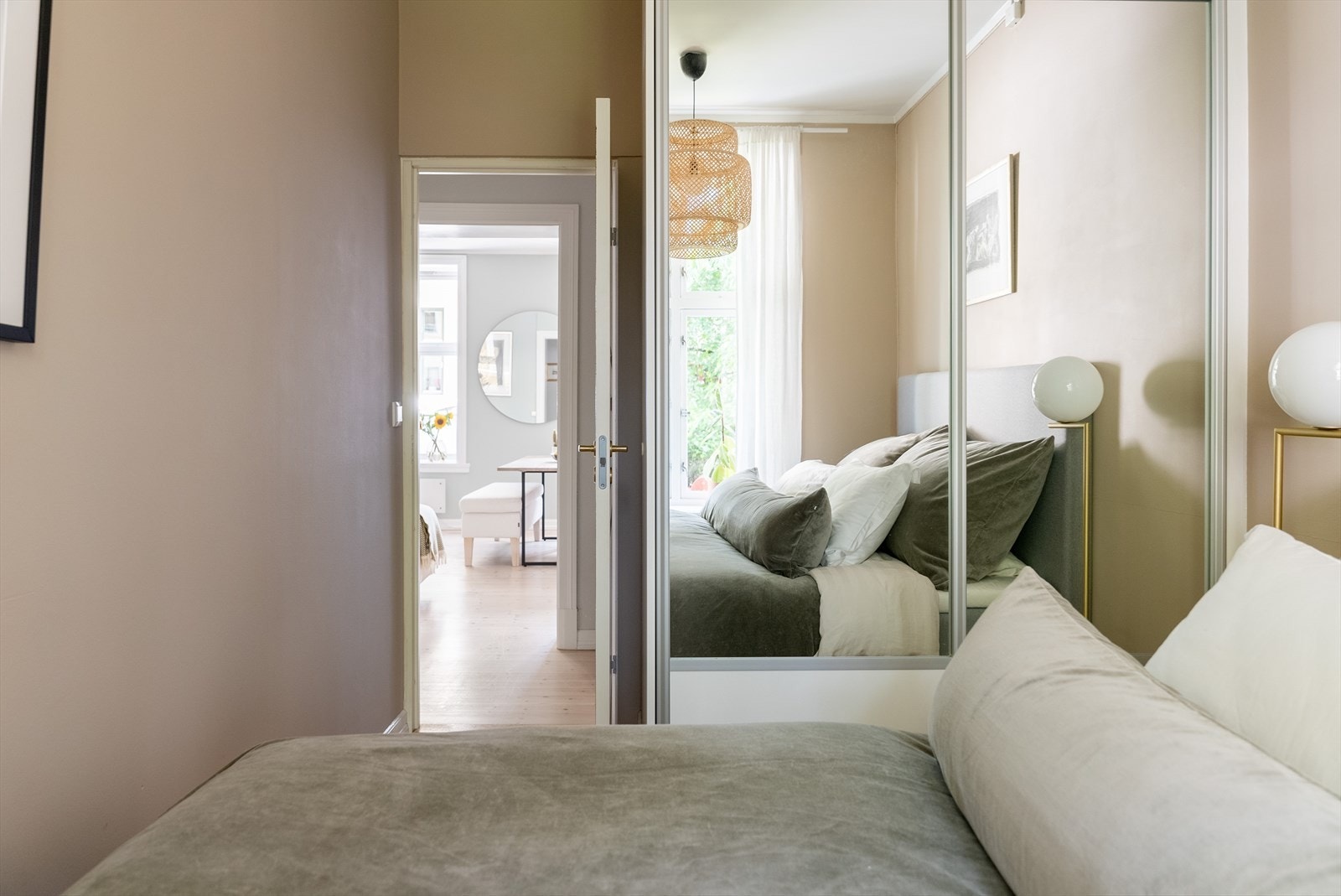 Integrert skyvedørsgarderobe på soverommet. Galleribilde