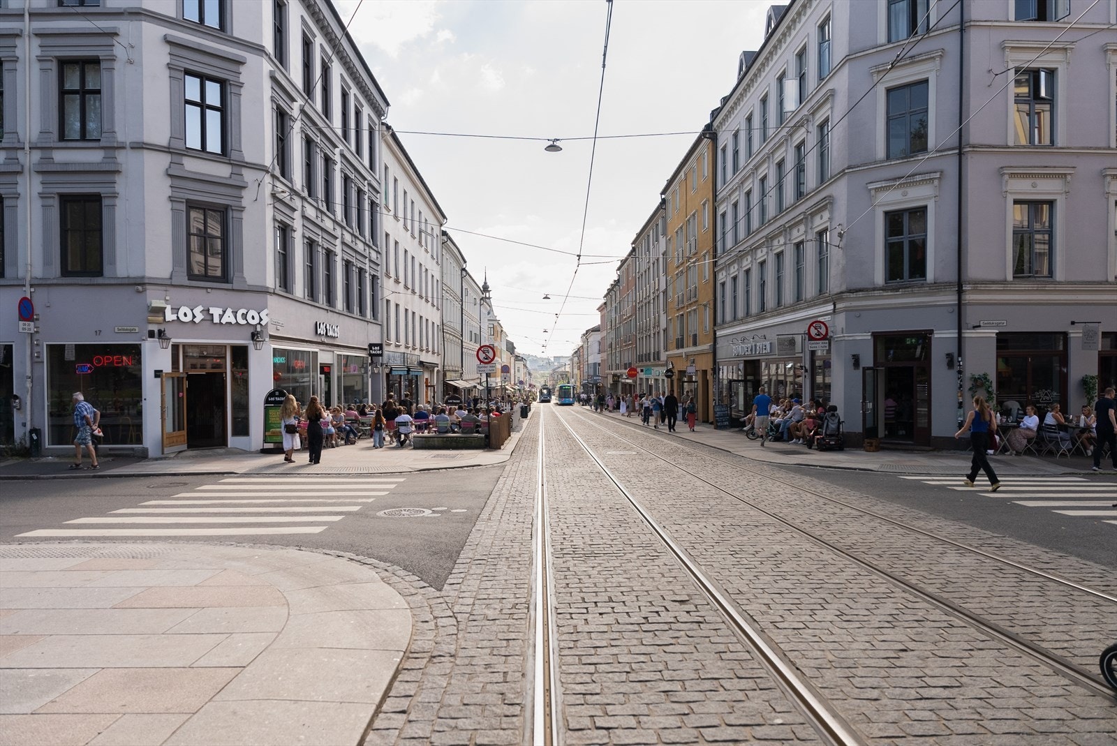 Her fra nabogate med yrende folkeliv. Galleribilde