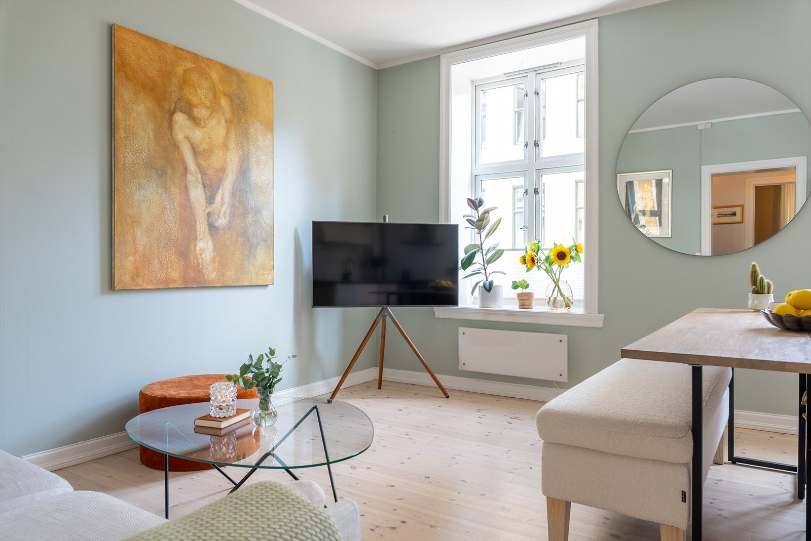 Takhøyden gjør at stue og kjøkken føles stort og luftig. Galleribilde