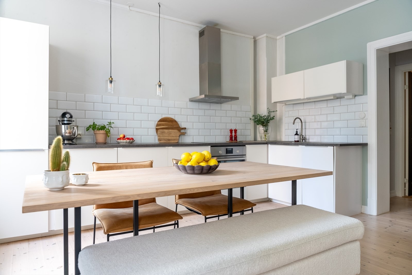 Her har du alt du trenger; integrerte hvitevarer og bra med benkeplass Galleribilde