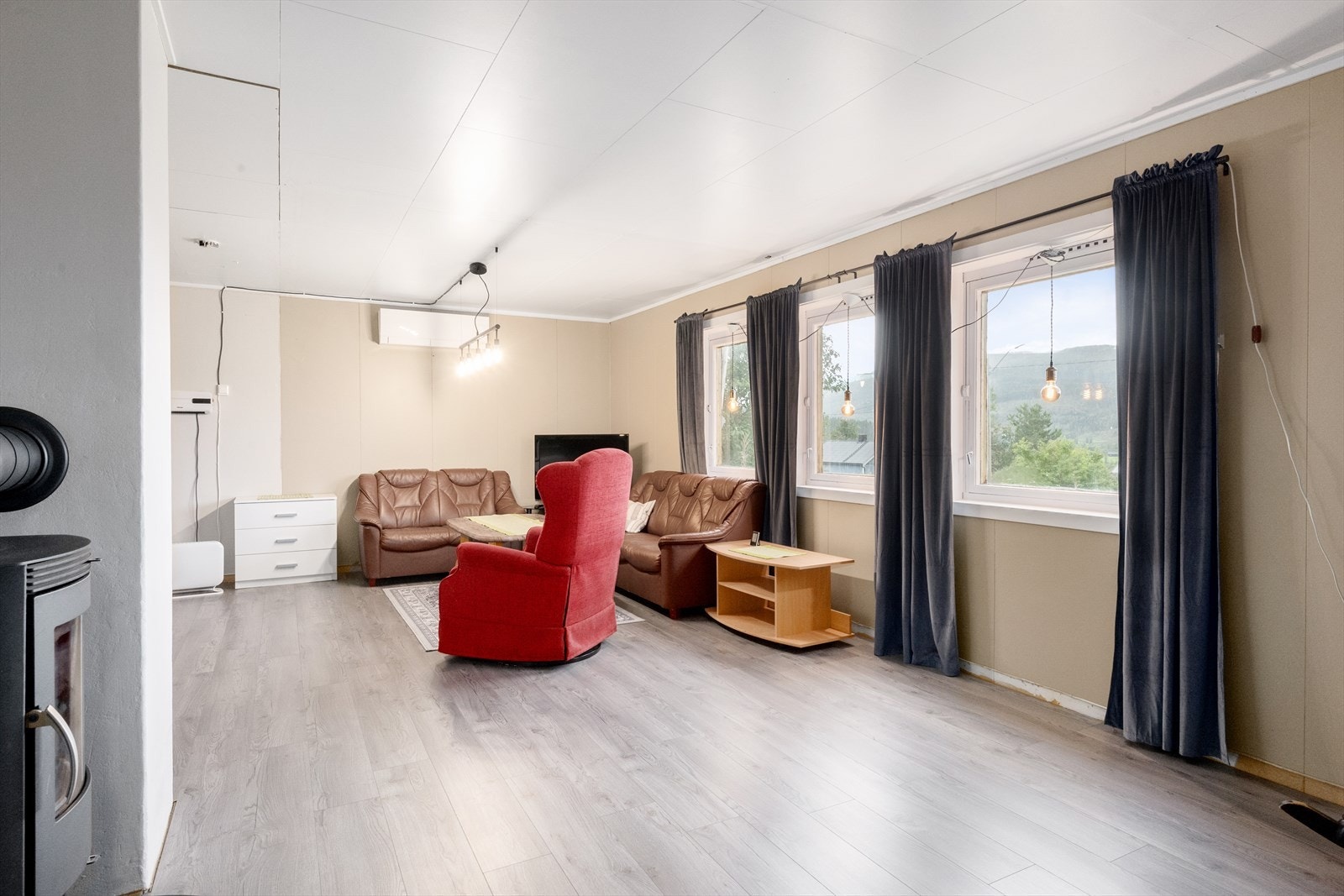 Utleiedelen har egen entré, vindfang (her kan hovedboenheten komme inn), to boder, stue, kjøkken, ett soverom og bad/vaskerom. Galleribilde