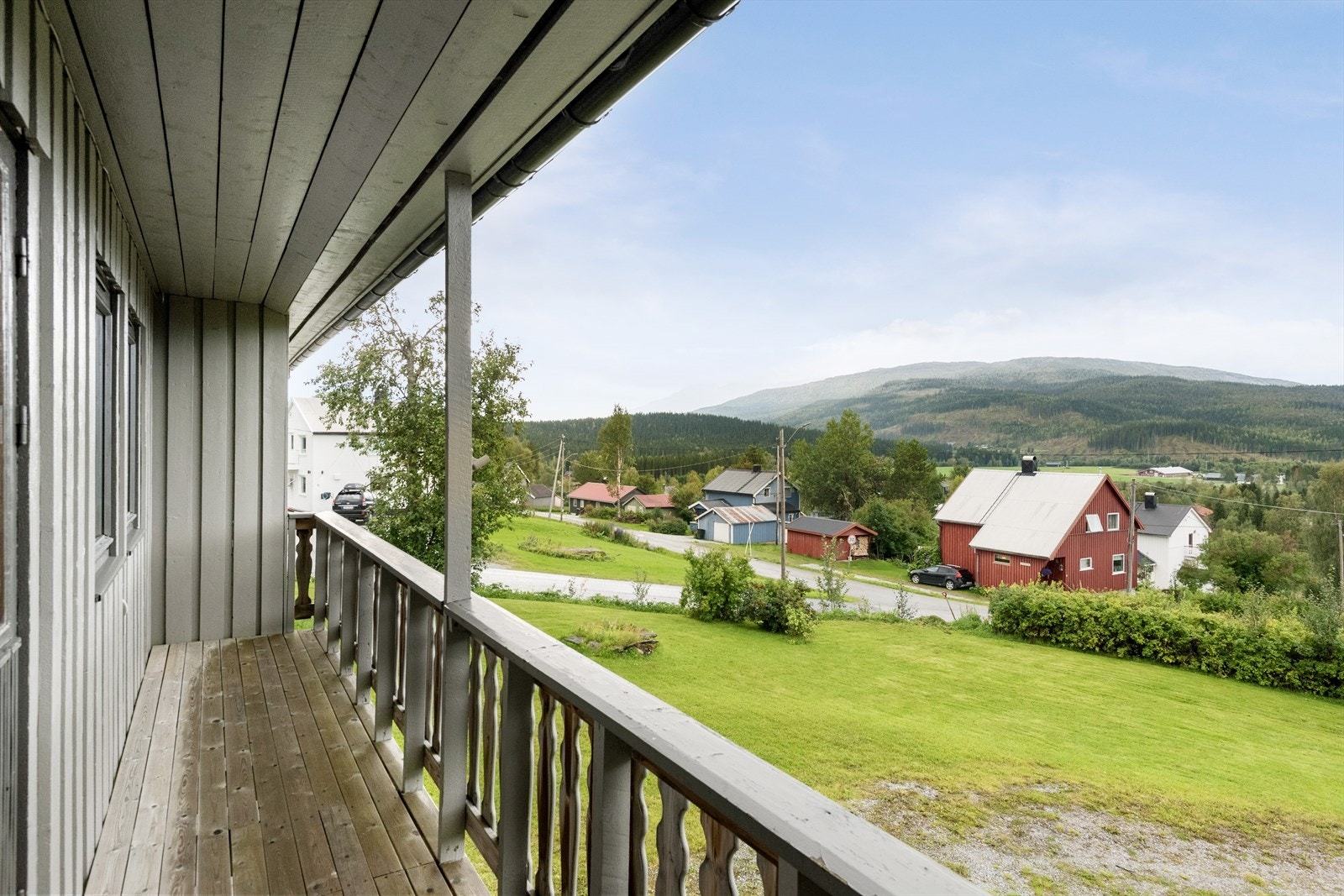 Vestvendt balkong med utgang fra hovedsoverommet. Galleribilde