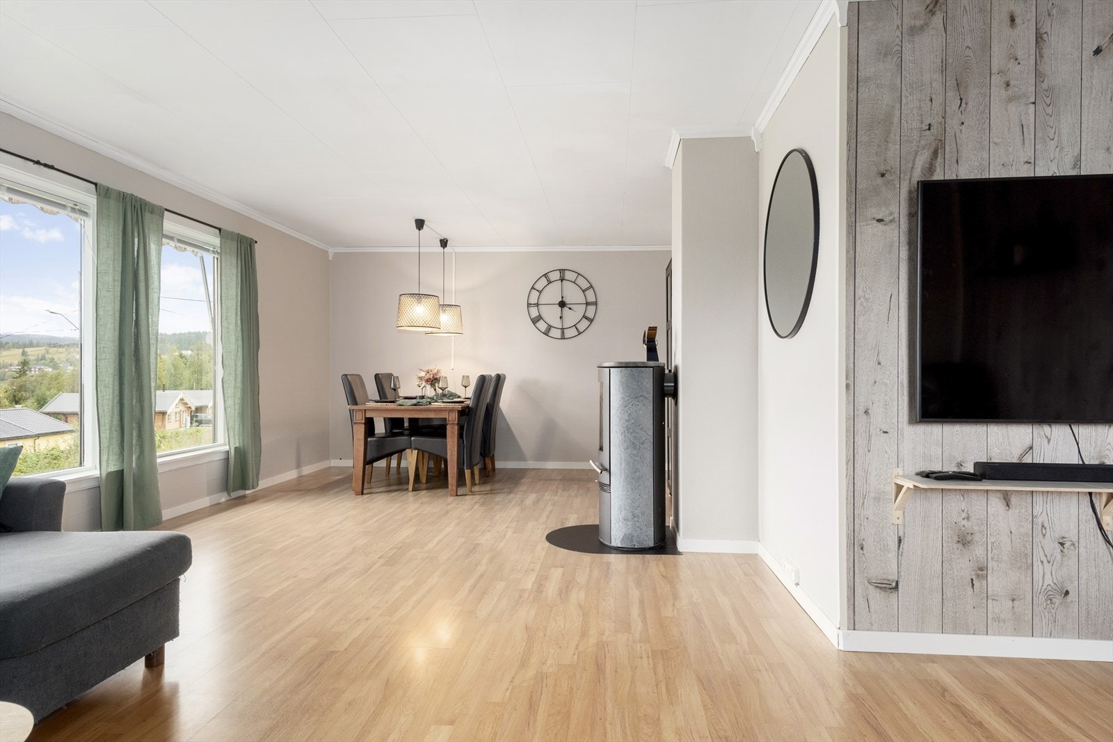 God plass for spisestue. Vedovn og varmepumpe montert i stue. Galleribilde