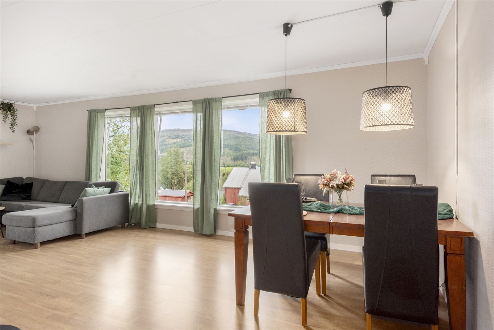 Tilbake i stua i hovedplan. Velkommen til hyggelig visning! Galleribilde